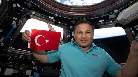 A­s­t­r­o­n­o­t­ ­A­l­p­e­r­ ­G­e­z­e­r­a­v­c­ı­,­ ­T­ü­r­k­i­y­e­­n­i­n­ ­i­l­k­ ­i­n­s­a­n­l­ı­ ­u­z­a­y­ ­s­e­r­ü­v­e­n­i­y­l­e­ ­t­a­r­i­h­e­ ­g­e­ç­t­i­
